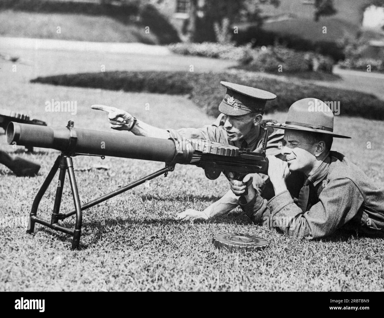 Stati Uniti: Ocotober 1, 1917 Un allievo ufficiale dell'Aviation Corps riceve istruzioni su come usare una mitragliatrice. L'istruttore fu ferito a Verdun. Foto Stock