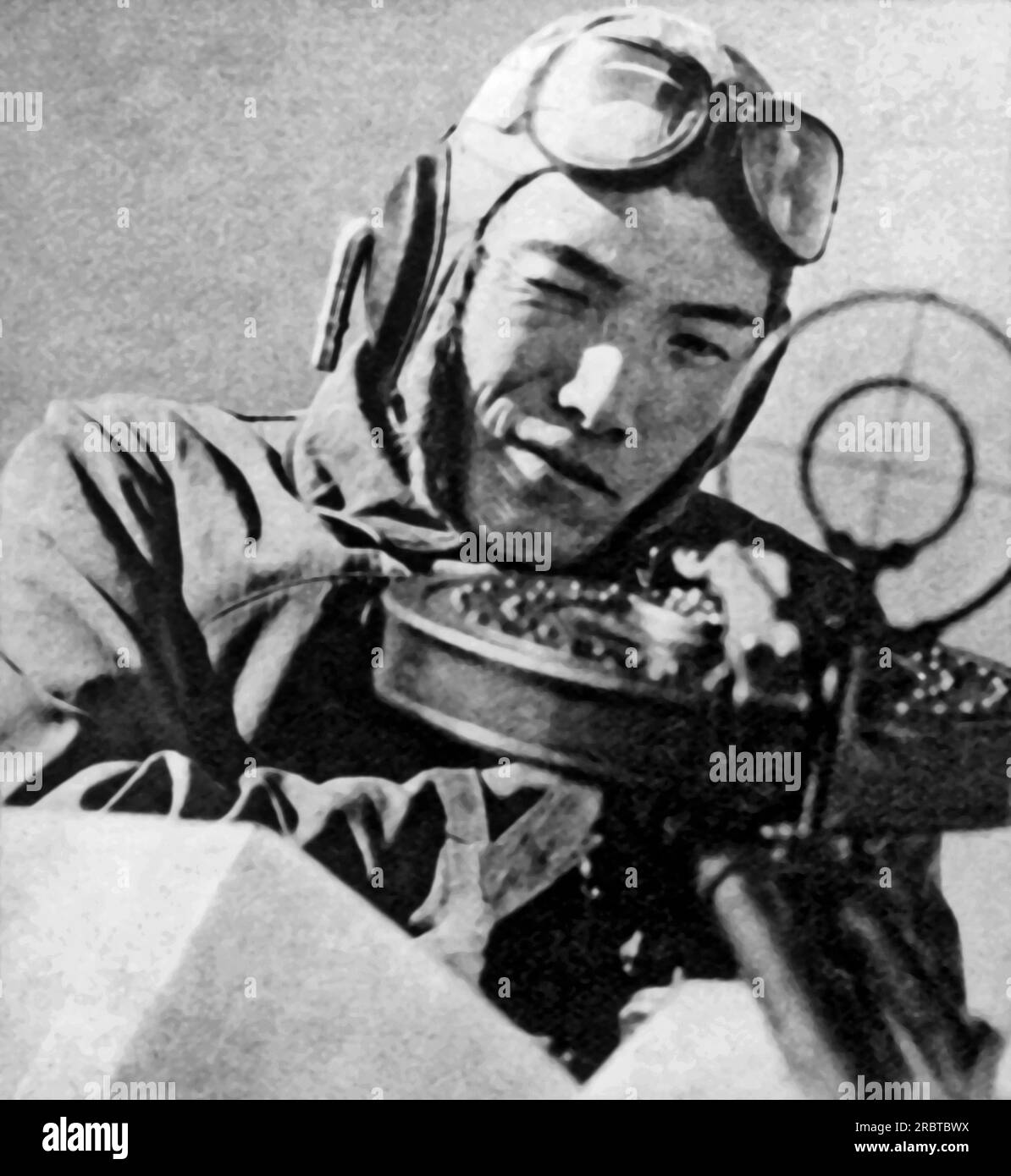 Giappone: 1941. Un pilota giapponese che guarda attraverso un mirino. Foto Stock