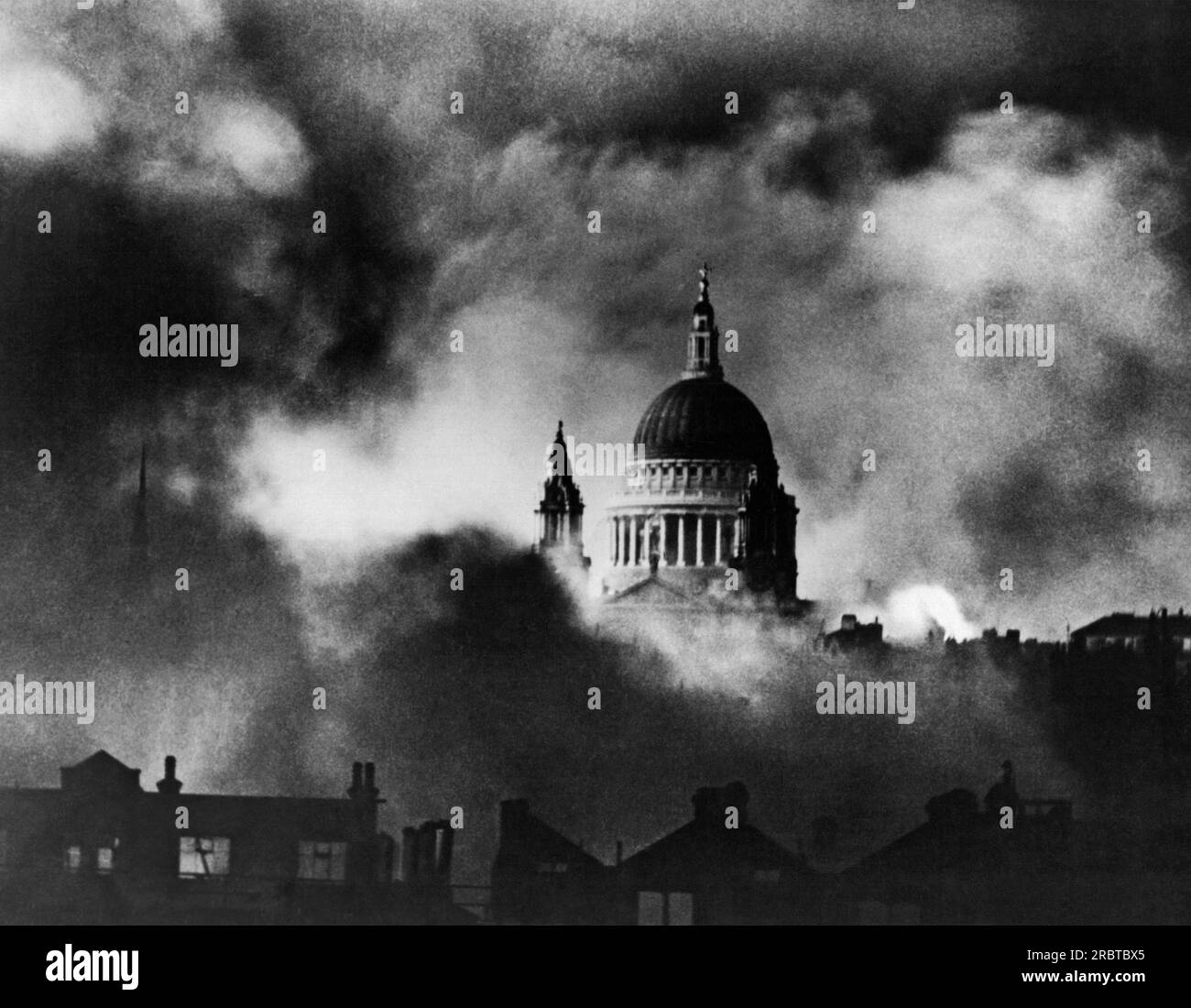 Londra, Inghilterra 29 dicembre 1940 Vista della Cattedrale di St Paul circondata da edifici in fiamme durante il Blitz di Londra da parte di bombardieri tedeschi Foto Stock