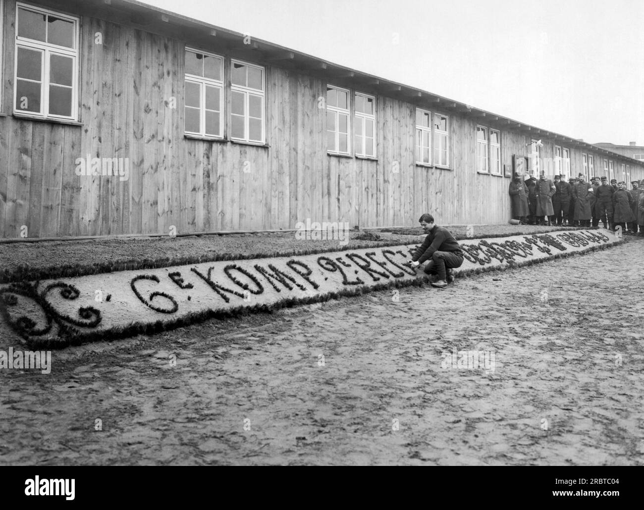 Germania: circa 1917 prigionieri di guerra francesi in un campo tedesco che si occupano di paesaggistica nei loro alloggi. Foto Stock