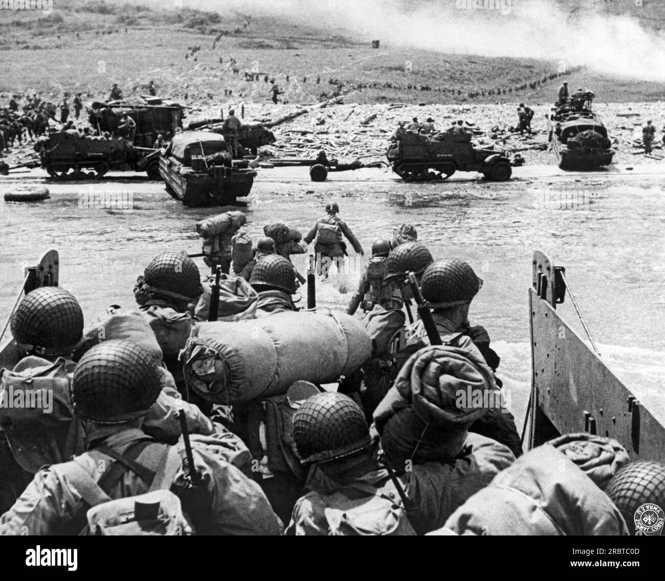 Normandia, Francia: 7 giugno 1944 le truppe d'assalto americane sbarcano a Omaha Beach durante l'invasione della Francia del D-Day. Foto Stock