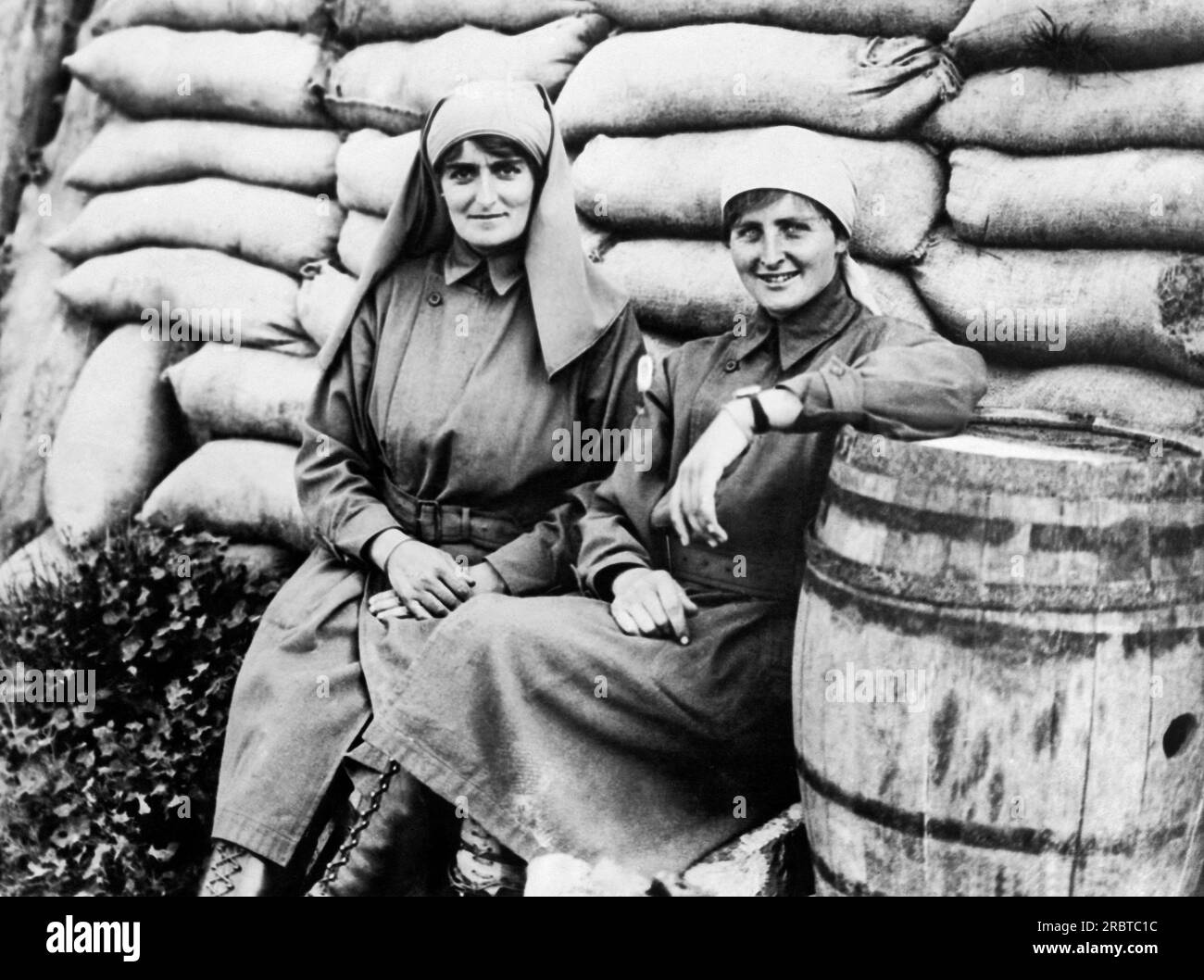 Belgio: 16 novembre 1917 due donne britanniche che prestano servizio direttamente dietro le trincee britanniche e si prendono cura dei soldati feriti. Foto Stock