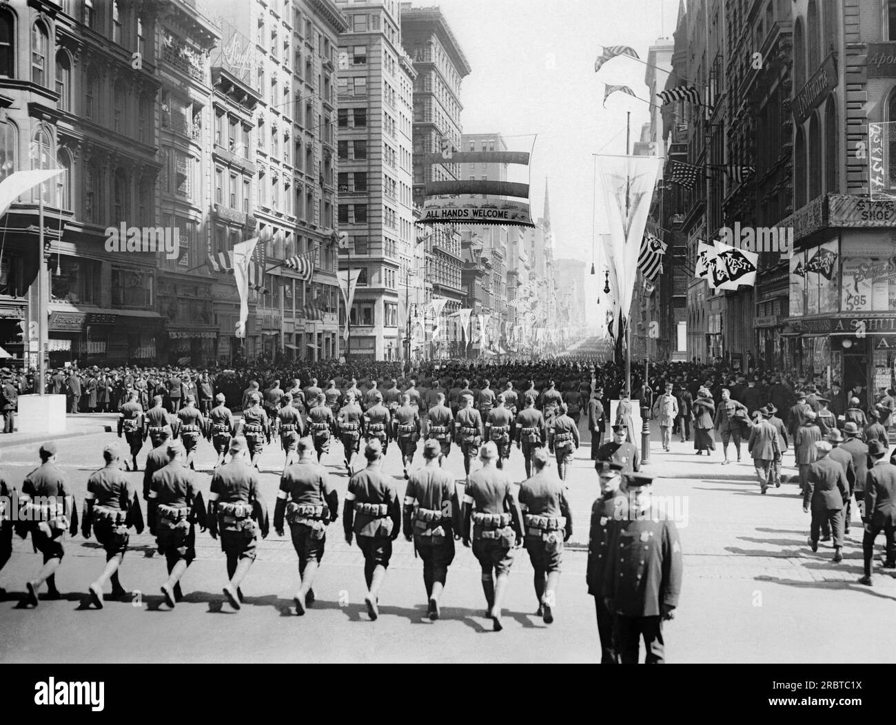 New York, New York: 21 aprile 1919 il 332° fanteria marcia sulla Fifth Avenue sulla strada per Central Park dove riceverà medaglie dall'Attache italiano per aver combattuto in Italia contro gli austriaci. Foto Stock