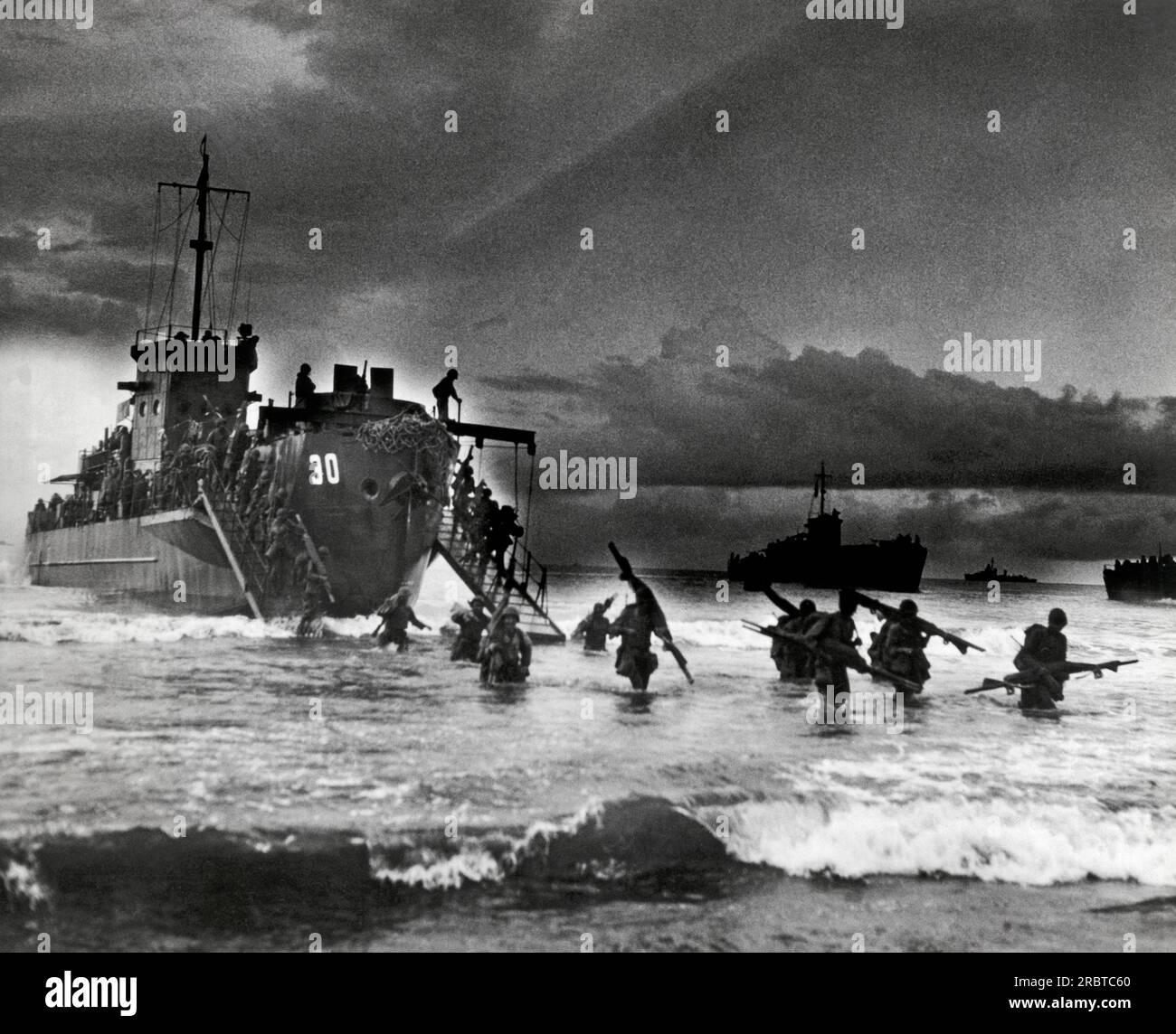 Sarmi, nuova Guinea olandese, 17 maggio 1944. Truppe di sbarco USS LCI che trasportano barelle su una spiaggia durante la seconda ondata d'assalto a Maffin Bay. Foto Stock