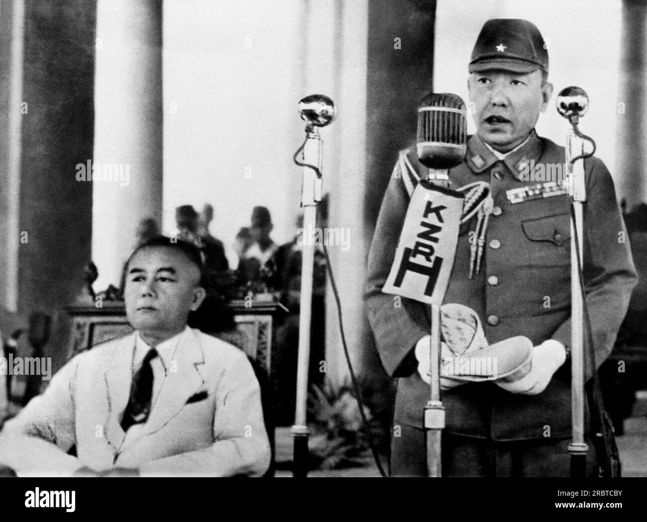 Manila, Filippine: c. 1942 Manila, Filippine: Questa foto, rimossa dai fascicoli di un giornale Manila prima che potesse essere distrutta dai giapponesi, recava la seguente didascalia: Il direttore generale dell'amministrazione militare giapponese, il generale Waji-Ehk, pronunciò il suo discorso sul significato della caduta di Bataan prima che migliaia di persone si riunissero nella nuova Luneta. Seduto accanto a lui c'è il presidente Jorge B. Vargas della Commissione esecutiva filippina. Foto Stock
