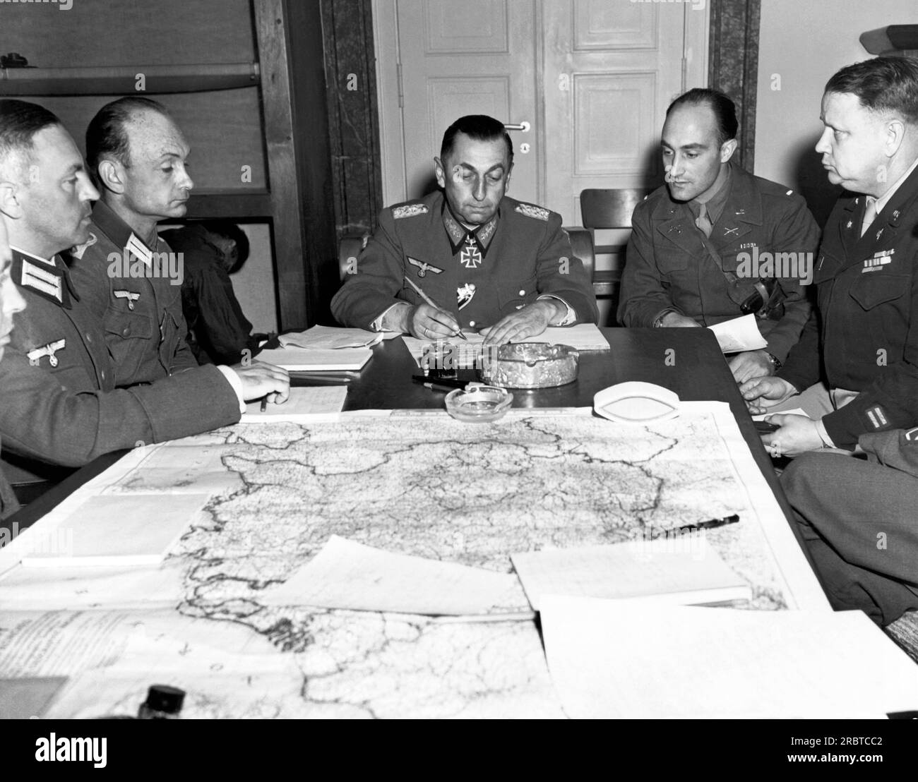 Haar, Germania: 5 maggio 1945 il generale tedesco Hermann Foertsch, comandante della i Armata tedesca, firma la resa incondizionata del gruppo d'armate tedesco G. Foto Stock