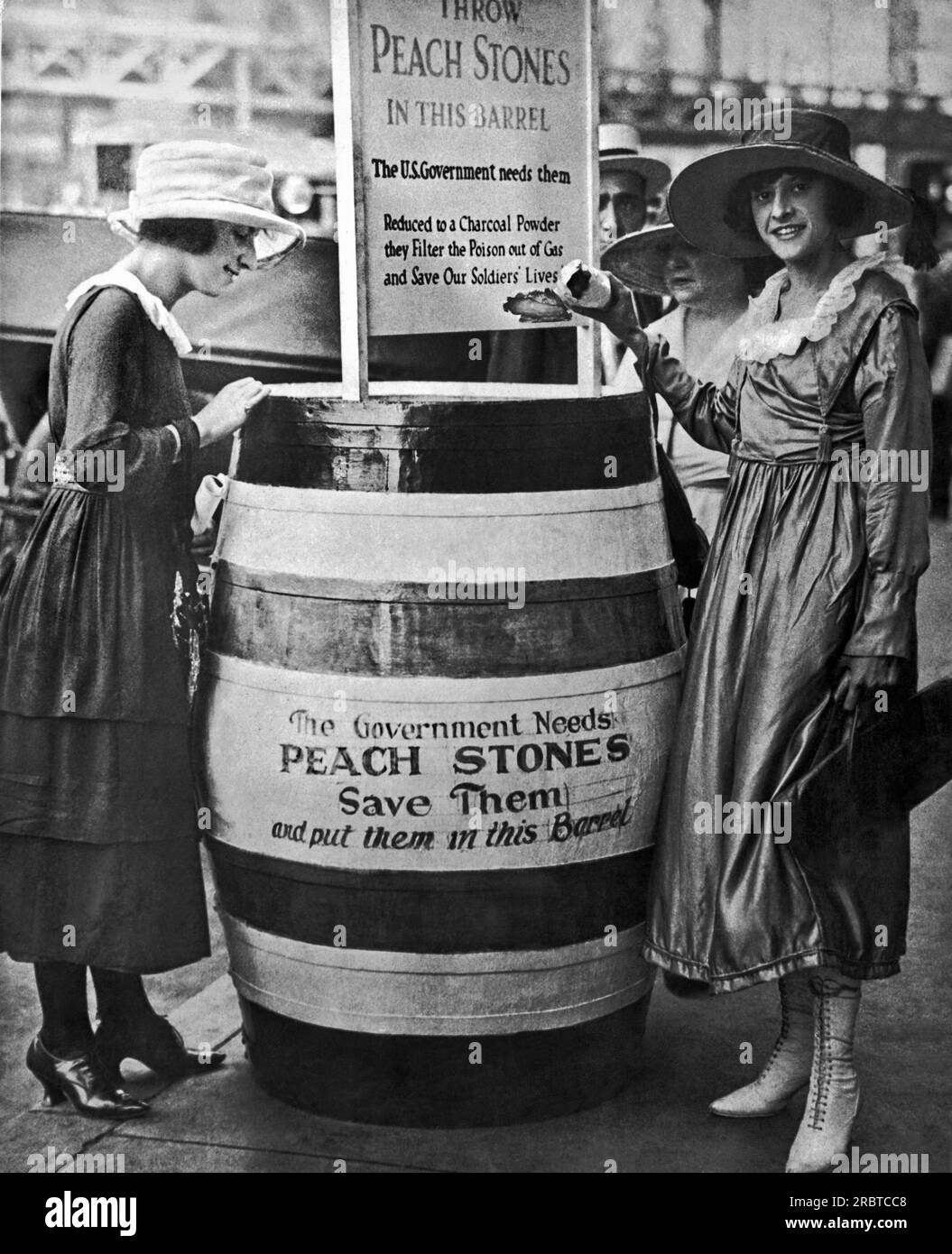 New York, New York: 24 agosto 1918 due giovani donne tributo alla corsa per raccogliere pozzi di pesca che vengono macinati fino a una polvere di carbone e utilizzati per filtrare il veleno dalla guerra del gas. Foto Stock