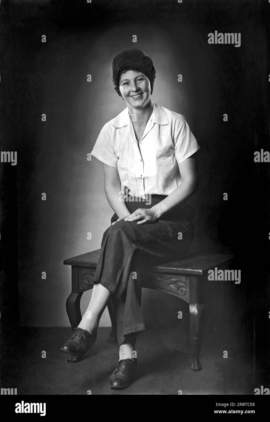 Dayton, Ohio: Ottobre 1944. Frankie McCoy, un lavoratore esperto della fabbrica di aeroplani a Dayton. Qui indossa pantaloni da lavoro, scarpe con punta in acciaio e un berretto di sicurezza. È la bisnipote di Asa Harmon McCoy, che fu la prima ad essere uccisa nella famosa faida tra Hatfields e McCoys. Foto Stock