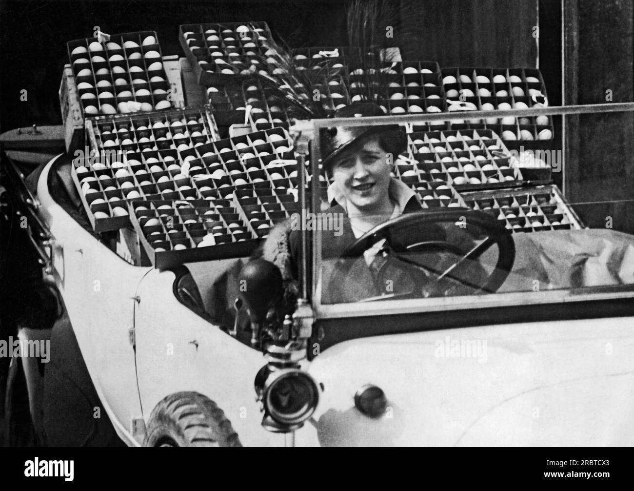 Inghilterra: circa 1918 Lady Monson raccoglie uova per i soldati feriti e malati dell'Impero britannico. Ogni settimana sono necessarie 200.000 uova appena deposte per i soldati e lei fa la sua parte coledendole nella sua auto. Foto Stock