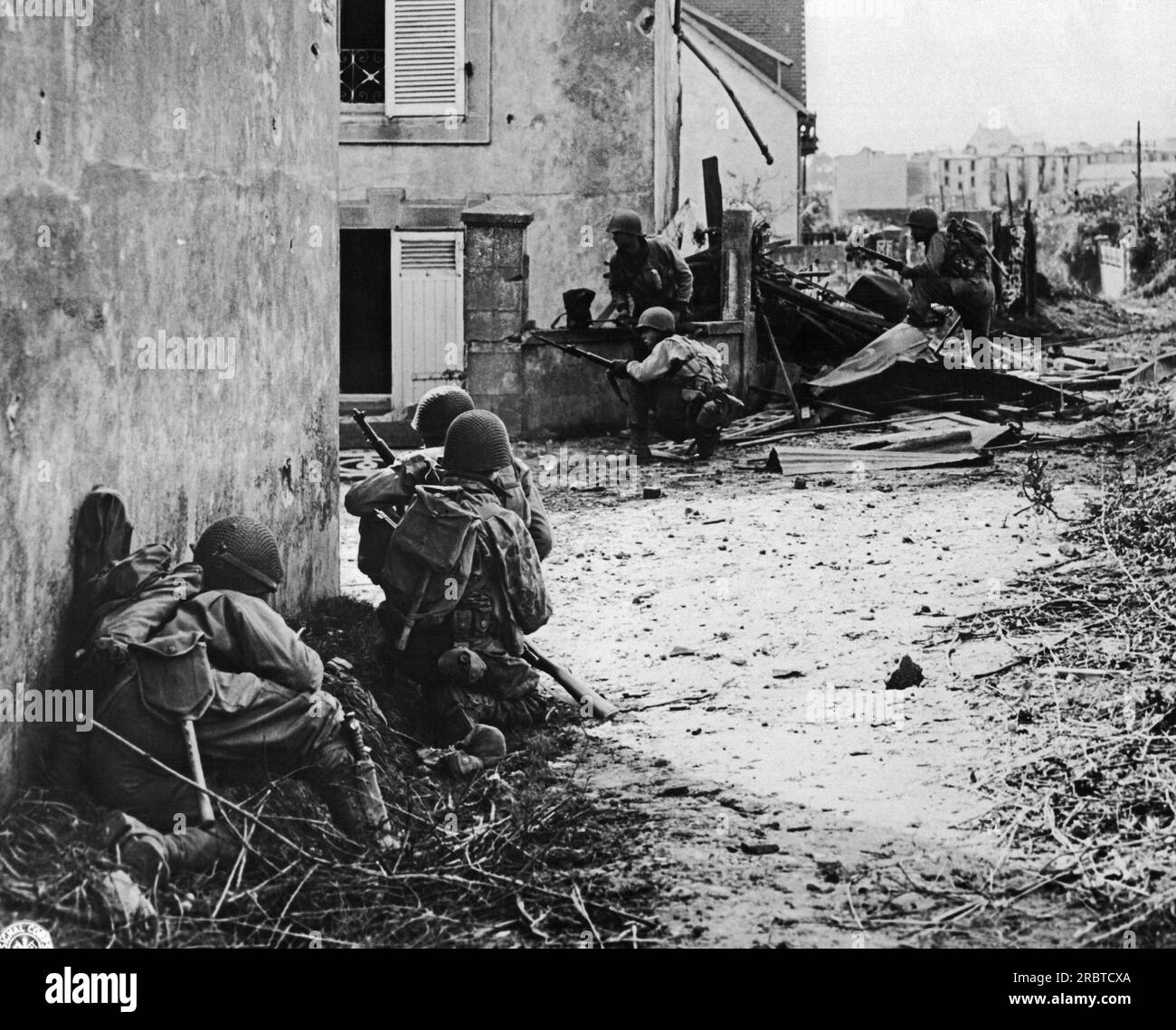 Francia, 14 settembre 1944 la fanteria di Yank si insinua sul nemico. I soldati abbracciano i muri degli edifici e prendono qualsiasi copertura possibile per tenersi lontani dalla grandine del fuoco delle mitragliatrici mentre i nazisti sparano per la loro strada. Foto Stock