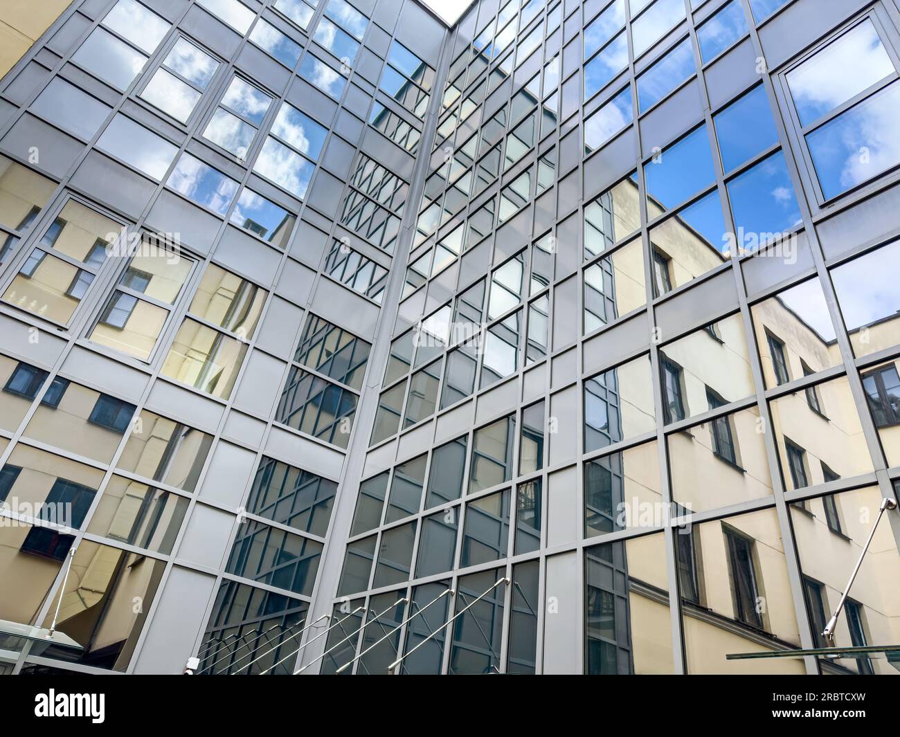 moderno edificio per uffici con riflessi blu del cielo. alzare lo sguardo. Foto Stock