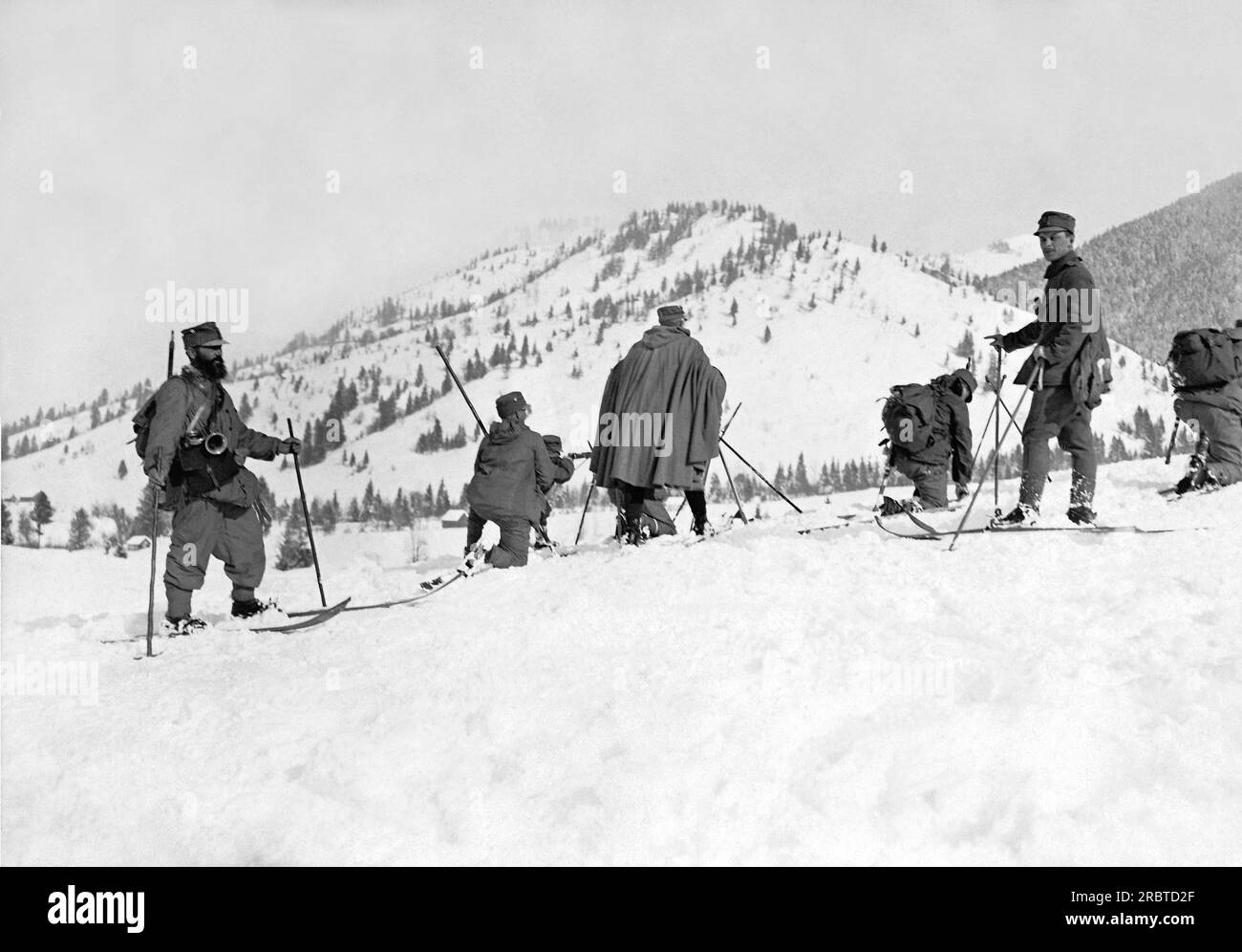 Francia: circa 1916 soldati tedeschi sparano contro soldati nemici nei Monti Vosgi. Foto Stock