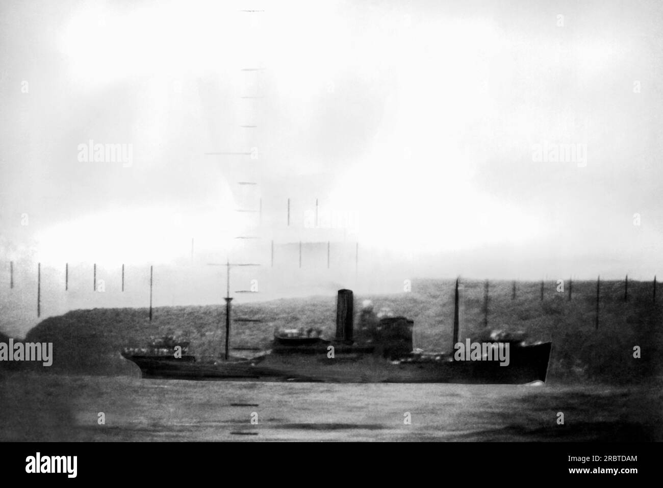 Oceano Pacifico, 23 agosto 1943 Una foto scattata attraverso un periscopio di un cargo giapponese in acque controllate dal Giappone pochi secondi prima che il siluro di un sottomarino della US Navy lo inviasse in fondo al mare. Foto Stock