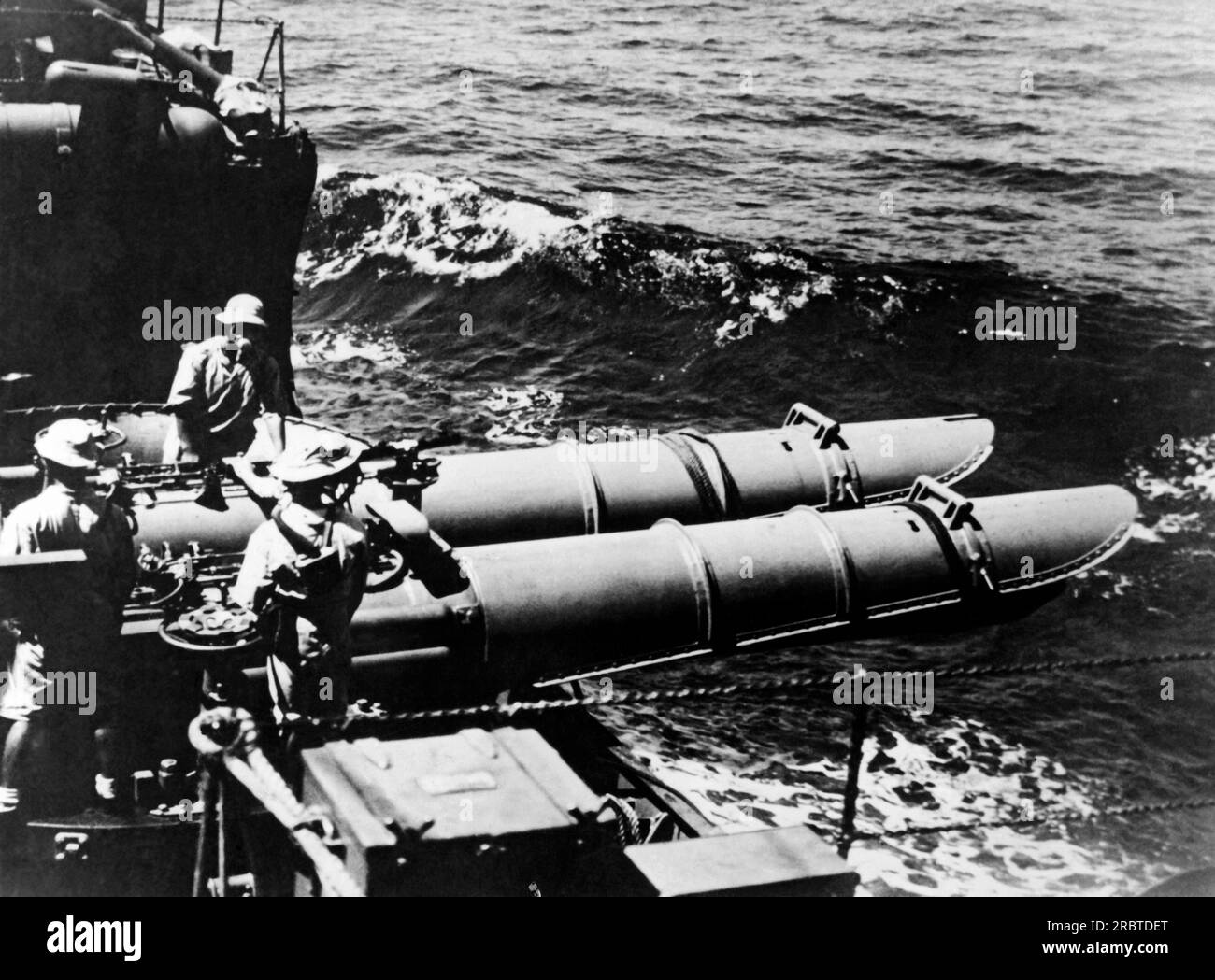 South China Seas, ottobre 1941 Un equipaggio di siluri giapponesi si trova accanto a una banca di tubi siluri a bordo di un cacciatorpediniere nei mari della Cina meridionale. Foto Stock
