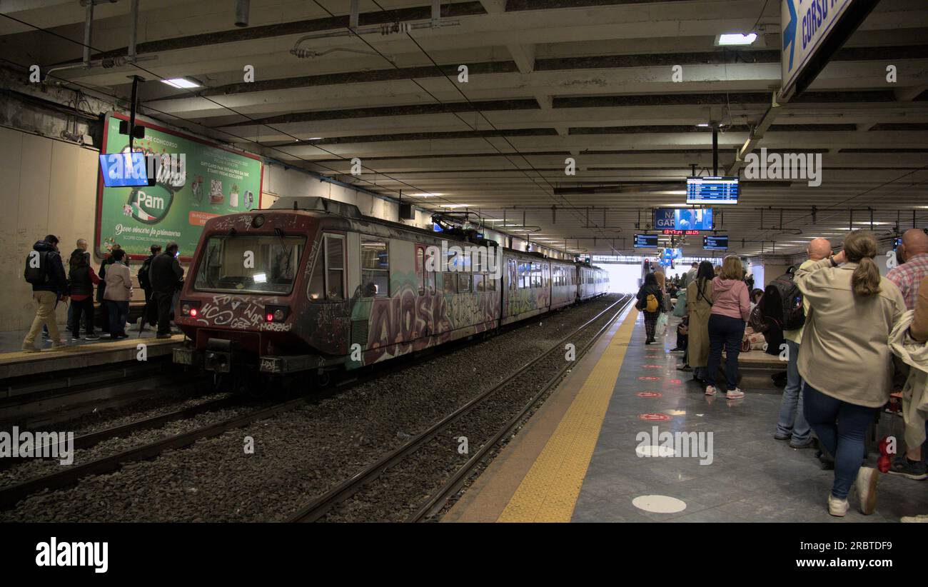 Treno Circumvesuviana Napoli Garibaldi Foto Stock