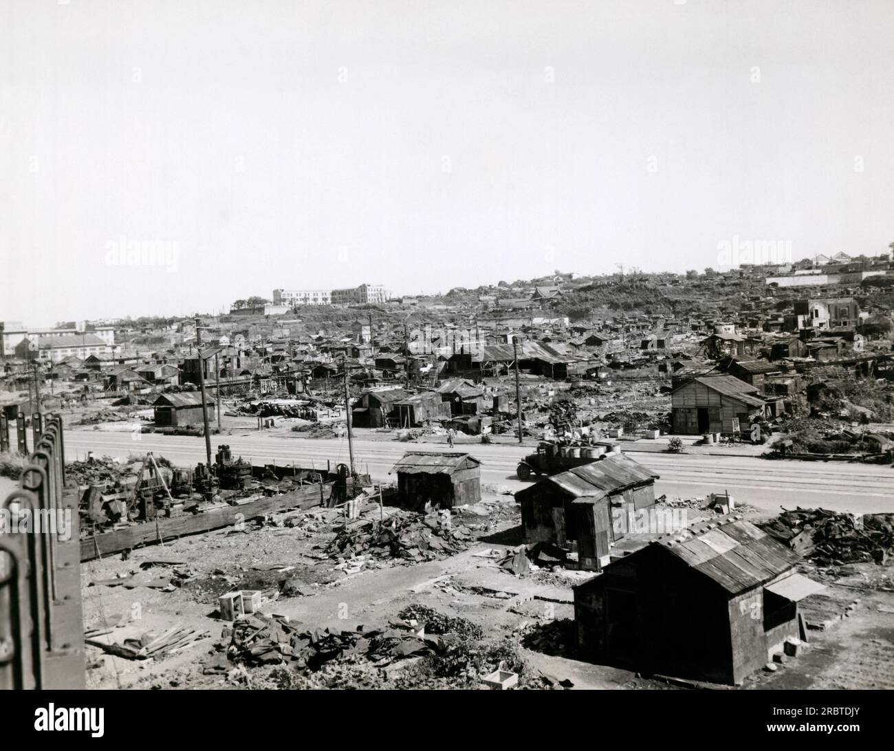 Tokyo, Giappone, 21 settembre 1945 la "Shanty Town" di Tokyo, dove i senzatetto e gli sfollati hanno dovuto allestire piccole capanne con materiali recuperati tra le macerie della guerra. Foto Stock