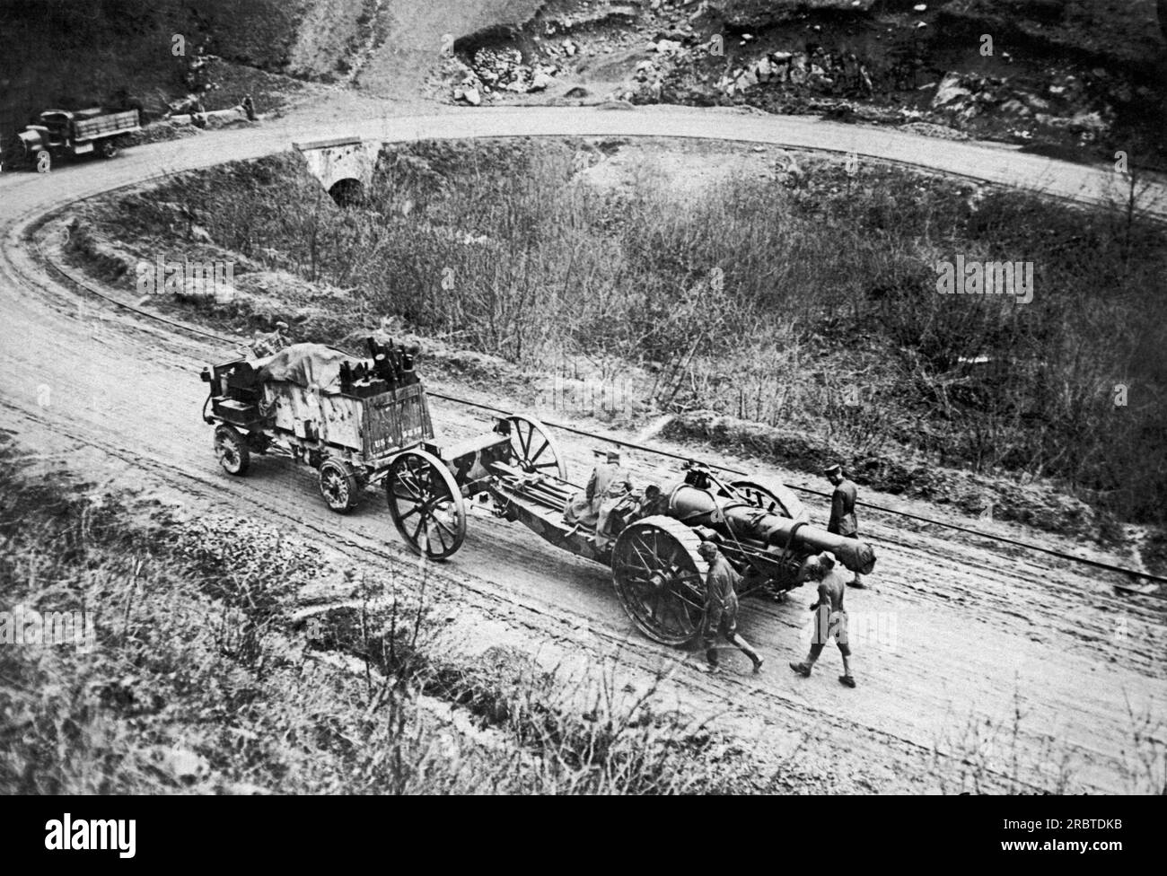 Francia: 10 giugno 1918 sfrecciando pesanti cannoni americani lungo una strada per i nostri uomini in prima linea in Francia. Foto Stock
