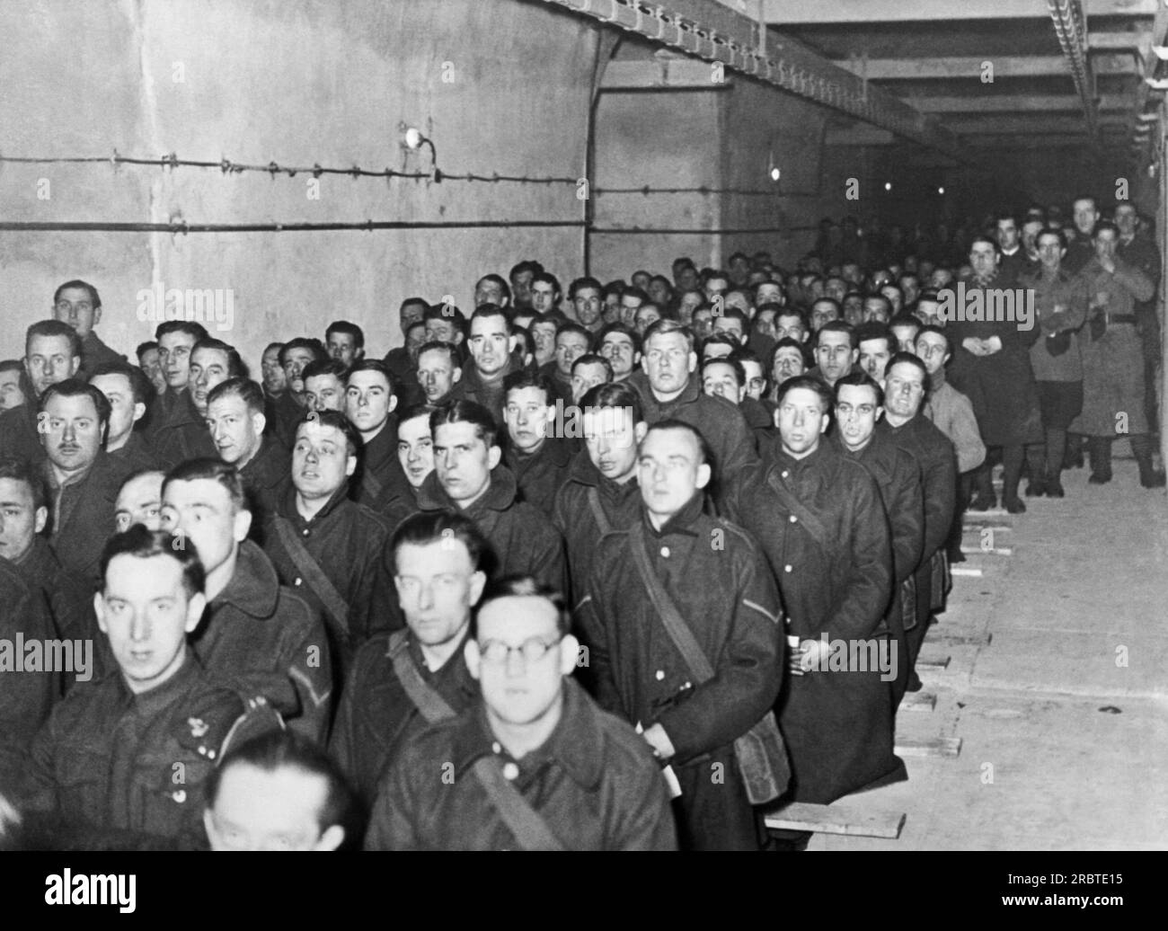 Linea Maginot, Francia: 27 marzo 1940 soldati francesi e britannici assegnati al servizio nella linea Maginot partecipano alla Santa messa durante la seconda guerra mondiale. Foto Stock