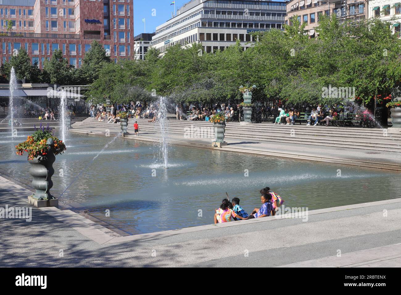 Stoccolma, Svezia - 10 luglio 2023: Vista del parco Kungstradgarden nel quartiere di downton. Foto Stock