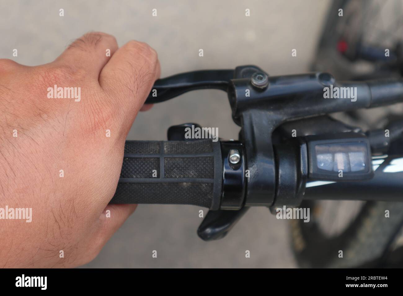 freno a mano per biciclette con presa manuale maschio Foto Stock