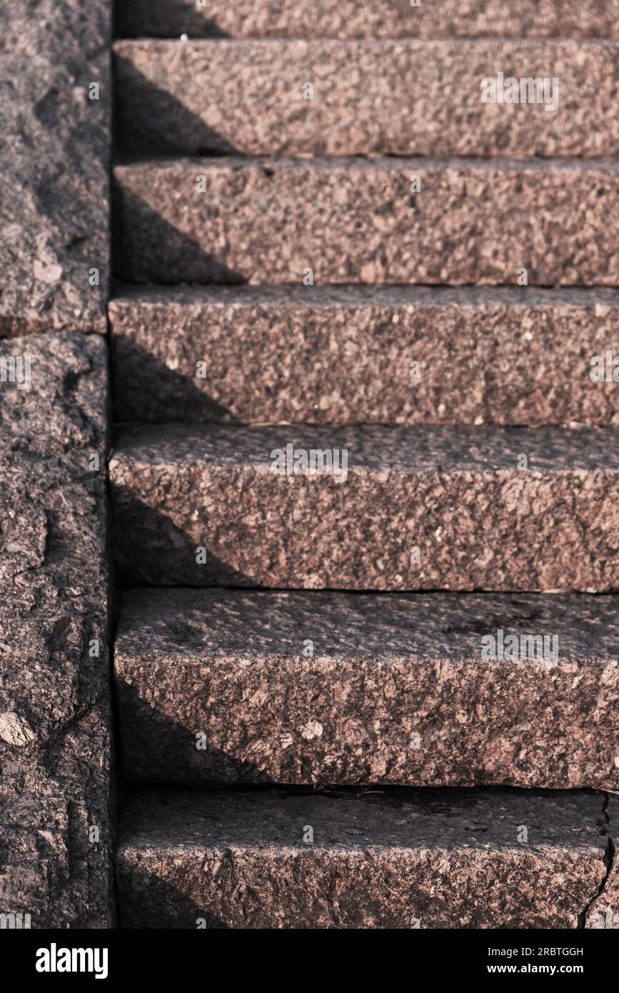 Scale di granito vuote con ombre. Architettura astratta, foto di sfondo verticale Foto Stock