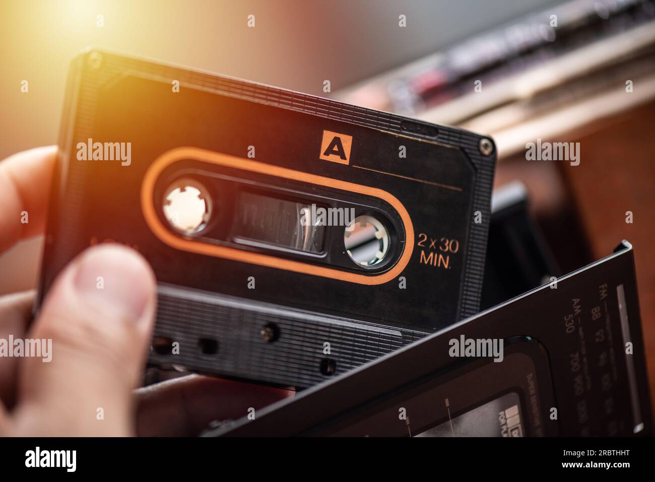 Cassetta audio vintage, formato analogico a nastro magnetico per la registrazione e la riproduzione audio. Foto Stock