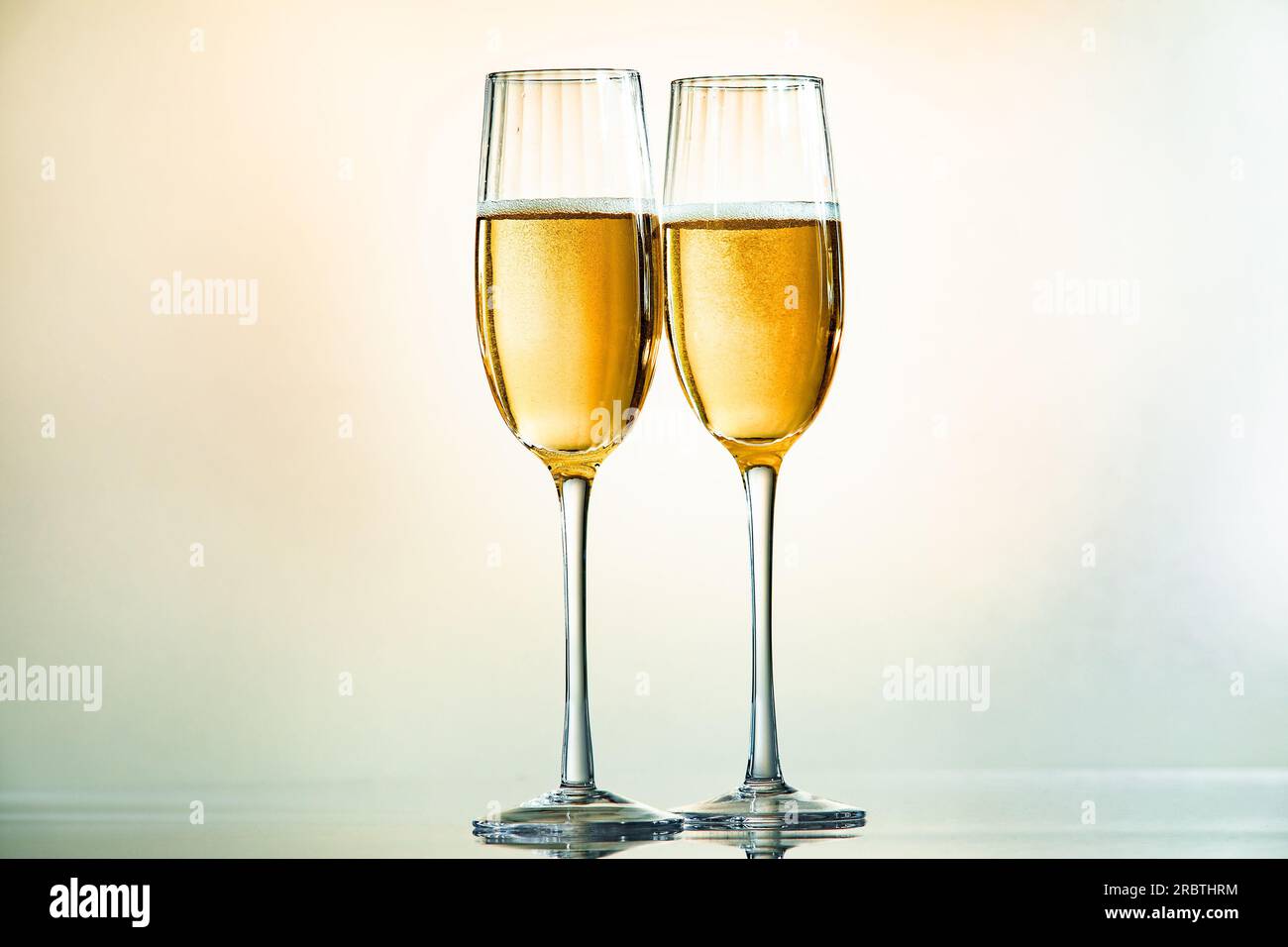 Immagine minimalista di due bicchieri di champagne dai toni chiari Foto Stock