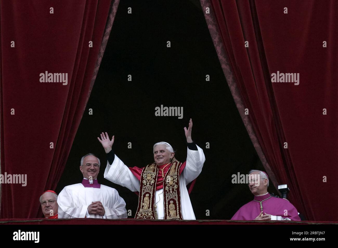 Vaticano, 19 aprile 2005. Piazza San Pietro. Il cardinale Joseph Ratzinger, eletto Papa, sceglie il nome di Benedetto XVI Foto Stock