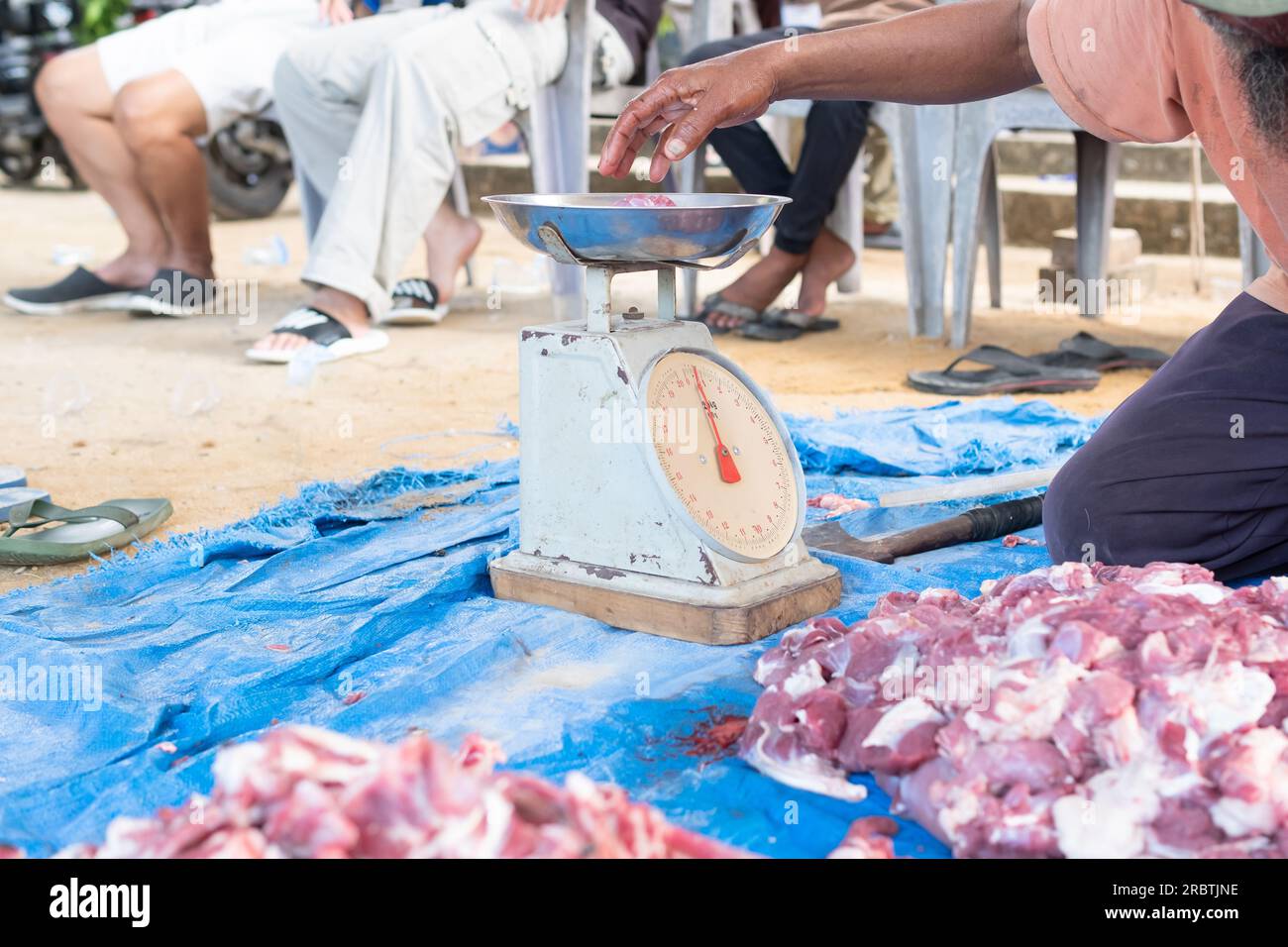 Pesatura della carne bovina da distribuire ai musulmani bisognosi durante l'Eid al-Adha Foto Stock