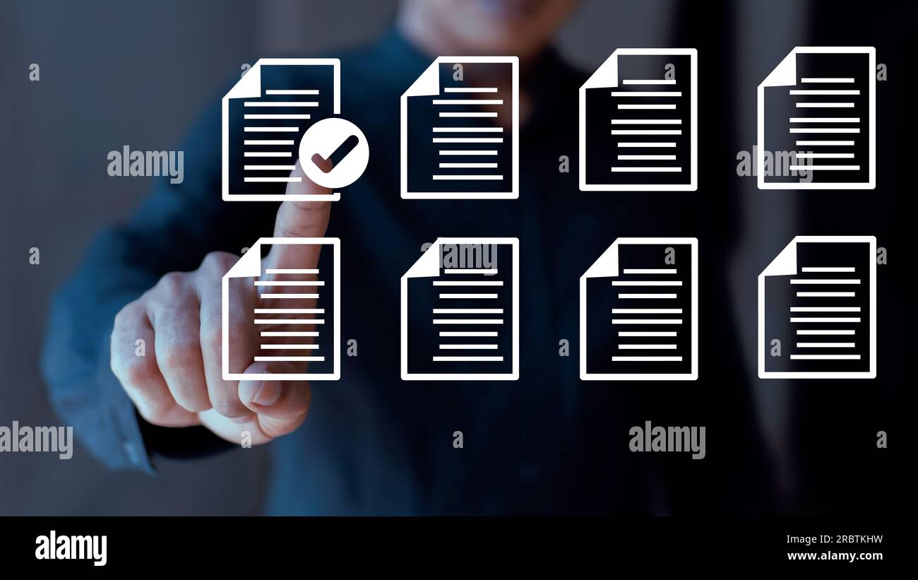 Uomo d'affari che tocca l'icona della lista di controllo del documento. Consente di cercare e gestire i file del database dei documenti. Concetto del sistema di gestione dei documenti Foto Stock