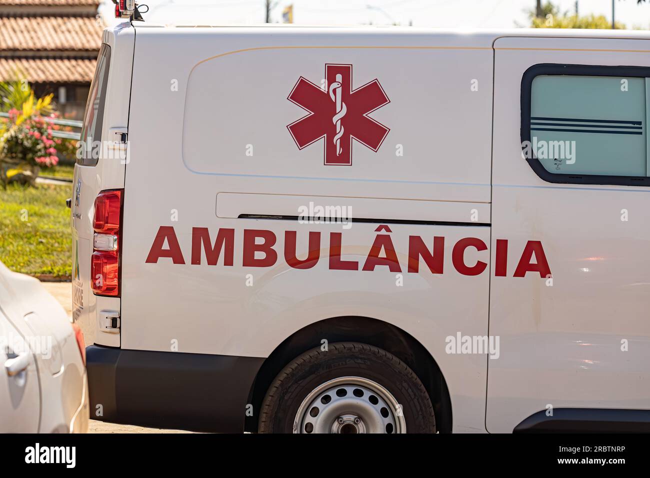 Apore, Goias, Brasile - 05 07 2023: Piccolo veicolo bianco di ambulanza ospedale di emergenza Foto Stock