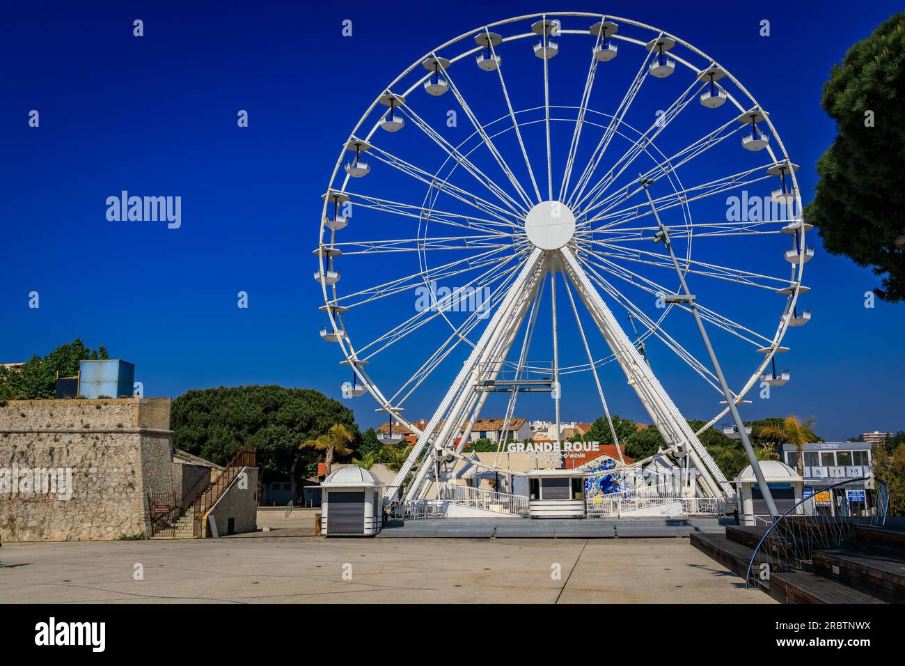 Antibes, Francia - 24 maggio 2023: Vista sul Giant Ferris o la grande Roue vicino a Port Vauban, Antibes, nel sud della Francia Foto Stock