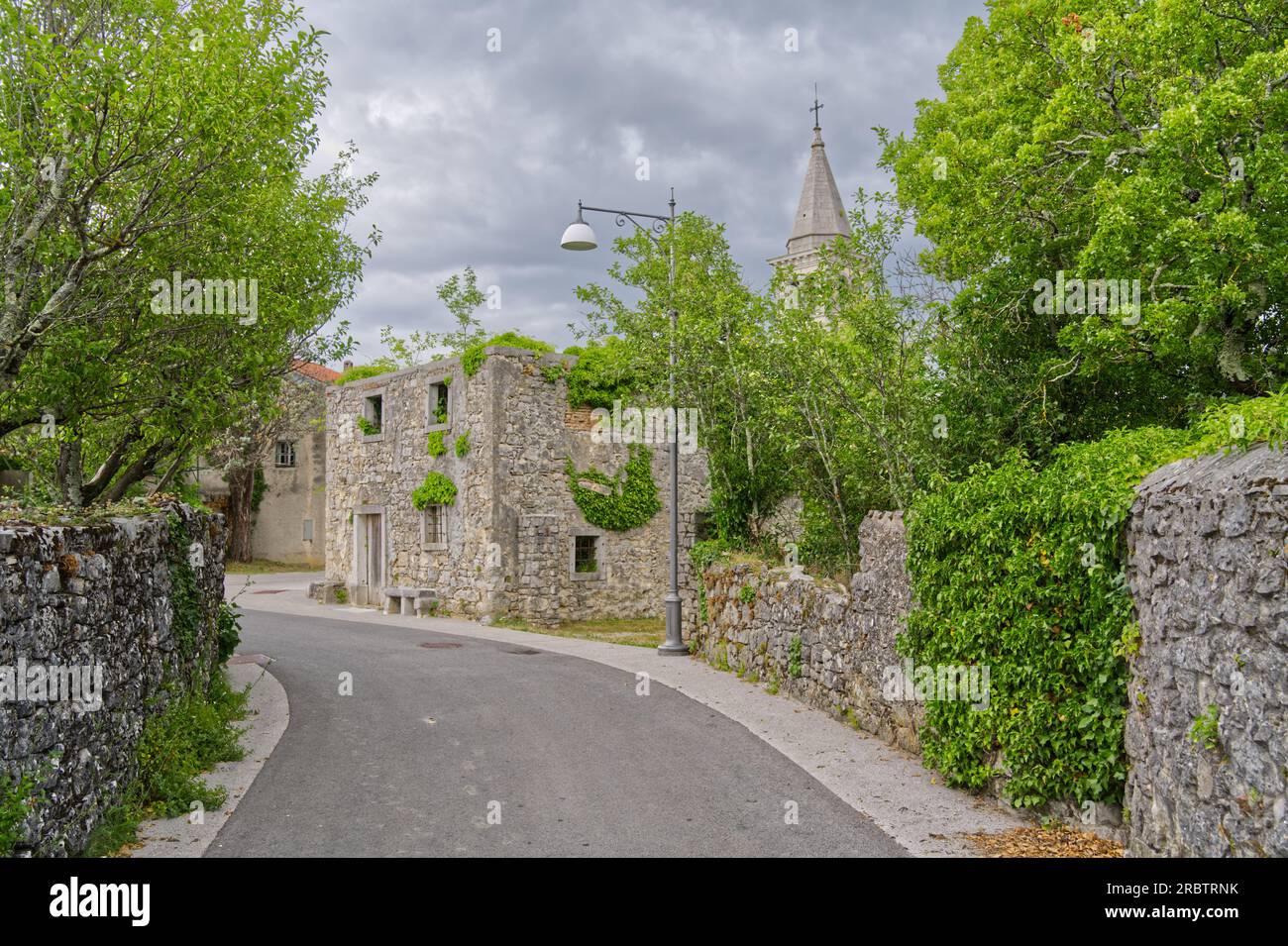 Villaggio di Skocjan in Slovenia, Europa vecchia casa in alta gamma dinamica Foto Stock
