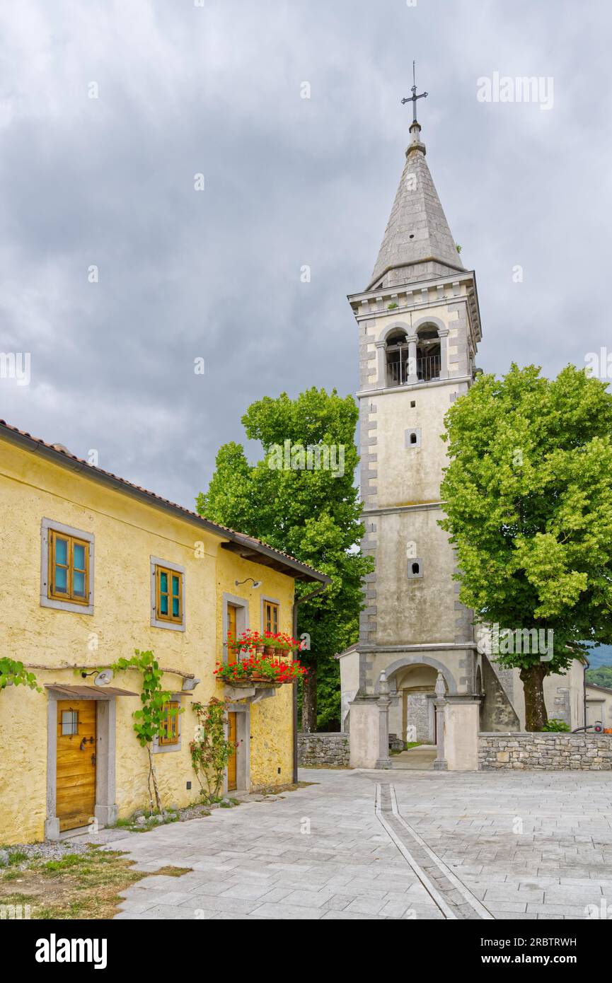 Villaggio di Skocjan in Slovenia, vecchia chiesa e casa in Europa ad alta dinamica gamma Foto Stock
