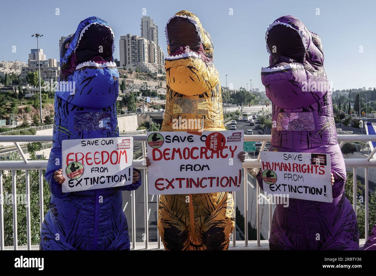 Gerusalemme, Israele. 11 luglio 2023. I manifestanti protestano e bloccano il traffico vicino al Teddy Stadium durante una giornata di disagi a livello nazionale. Il governo approvò una prima lettura nella Knesset per una legislazione volta a rivedere il sistema giudiziario, dando al governo di Netanyahu un percorso per ignorare le decisioni della Corte Suprema. Crediti: NIR Alon/Alamy Live News Foto Stock