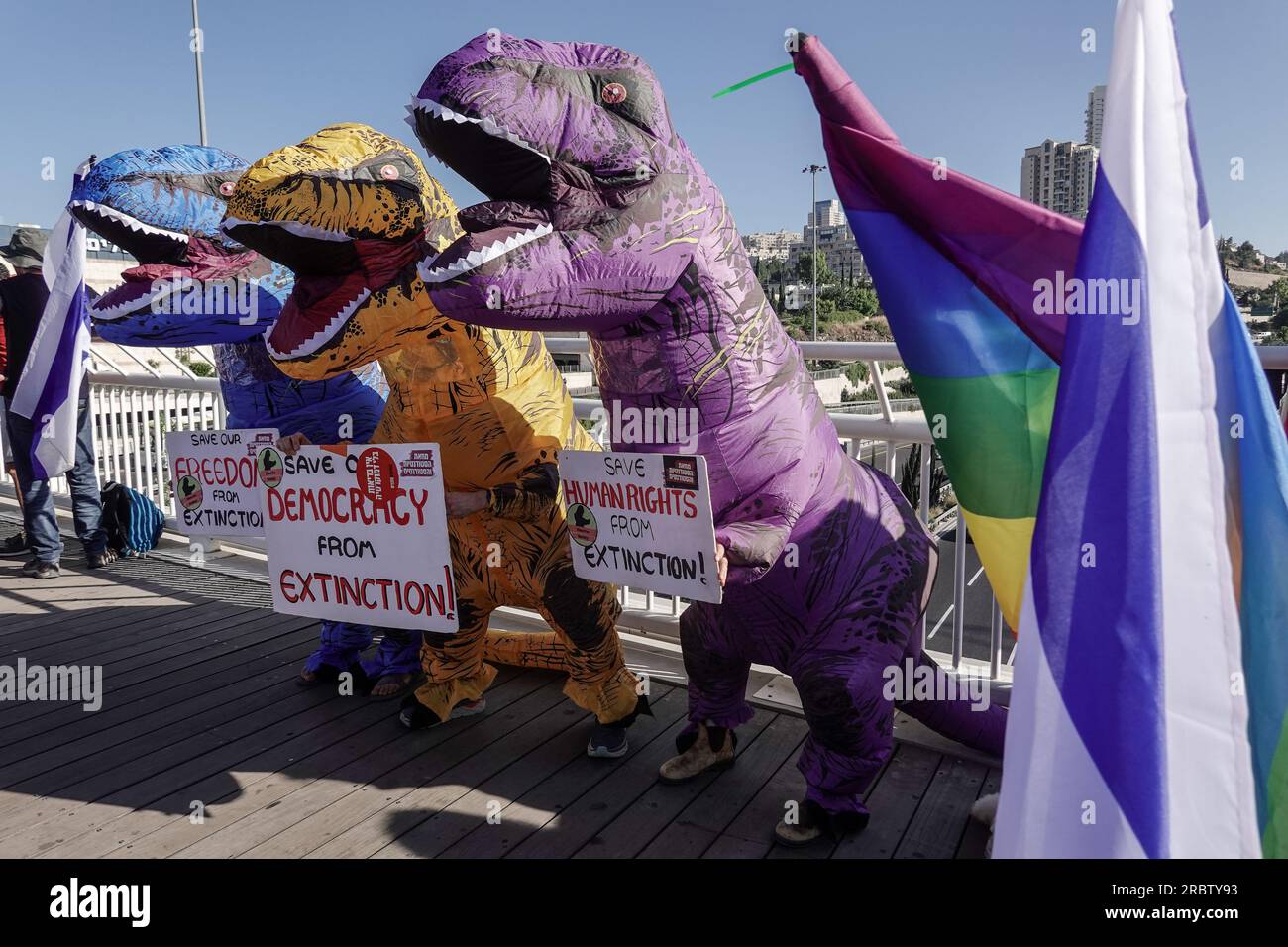 Gerusalemme, Israele. 11 luglio 2023. I manifestanti protestano e bloccano il traffico vicino al Teddy Stadium durante una giornata di disagi a livello nazionale. Il governo approvò una prima lettura nella Knesset per una legislazione volta a rivedere il sistema giudiziario, dando al governo di Netanyahu un percorso per ignorare le decisioni della Corte Suprema. Crediti: NIR Alon/Alamy Live News Foto Stock