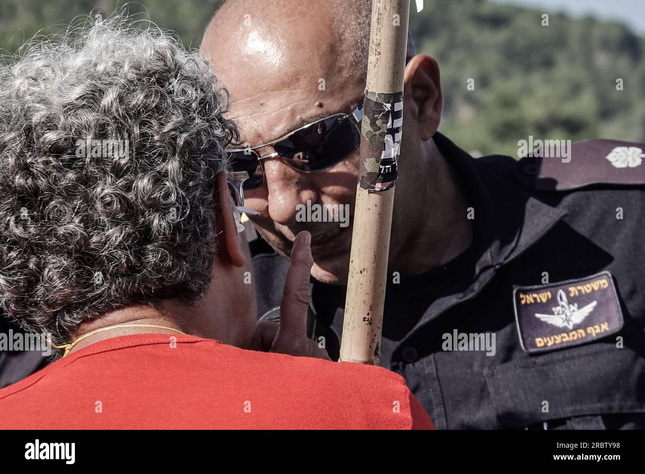 Gerusalemme, Israele. 11 luglio 2023. I manifestanti protestano e bloccano il traffico vicino al Teddy Stadium durante una giornata di disagi a livello nazionale. Il governo approvò una prima lettura nella Knesset per una legislazione volta a rivedere il sistema giudiziario, dando al governo di Netanyahu un percorso per ignorare le decisioni della Corte Suprema. Crediti: NIR Alon/Alamy Live News Foto Stock