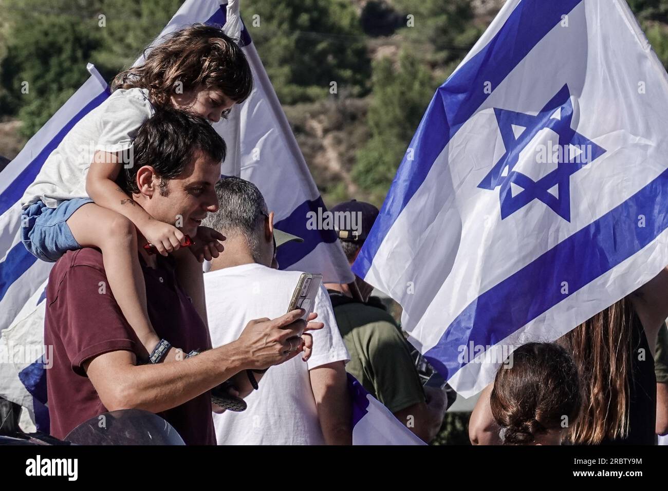 Gerusalemme, Israele. 11 luglio 2023. I manifestanti protestano e bloccano il traffico vicino al Teddy Stadium durante una giornata di disagi a livello nazionale. Il governo approvò una prima lettura nella Knesset per una legislazione volta a rivedere il sistema giudiziario, dando al governo di Netanyahu un percorso per ignorare le decisioni della Corte Suprema. Crediti: NIR Alon/Alamy Live News Foto Stock