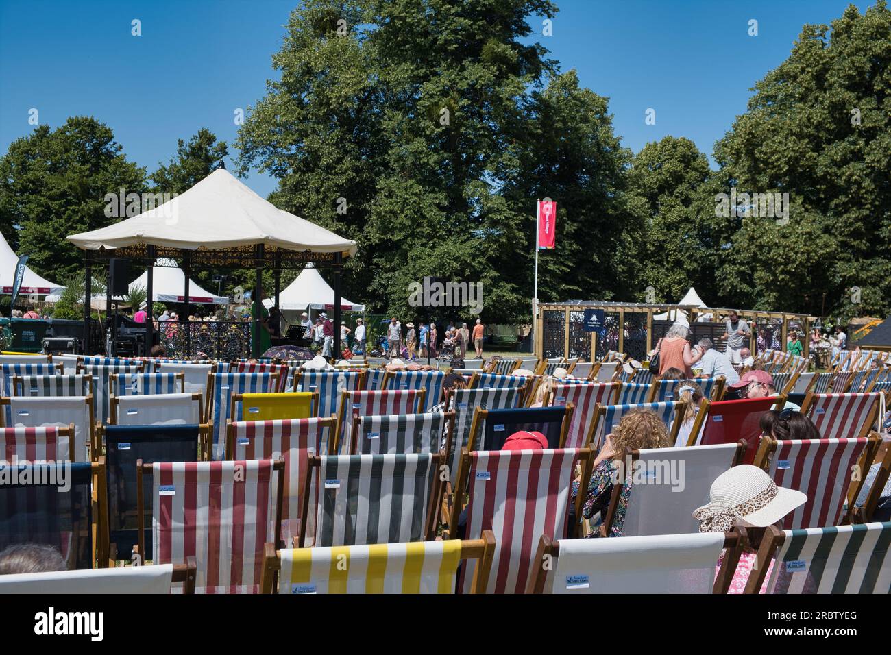 Atmosfera generale ripresa dei visitatori del RHS Hampton Court Flower Show a Londra Foto Stock
