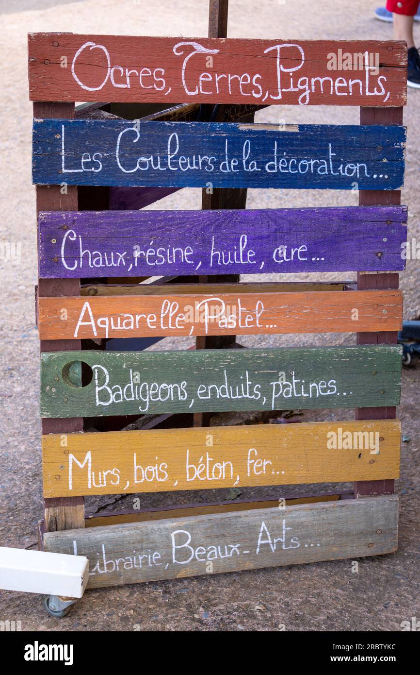 Un cartello usato per attirare turisti fatto da un pallet di legno splendidamente dipinto. Foto Stock