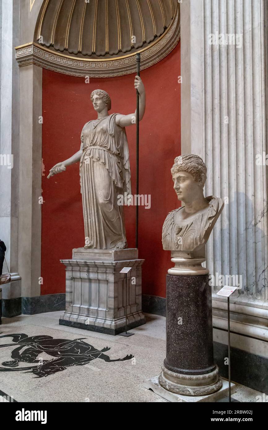 ROMA, VATICANO - 9 MARZO 2023: Si tratta di una statua di Cerere e di un busto di Faustina, moglie dell'imperatore Antonino Pio, nella sala Rotonda del Vaticano Mu Foto Stock