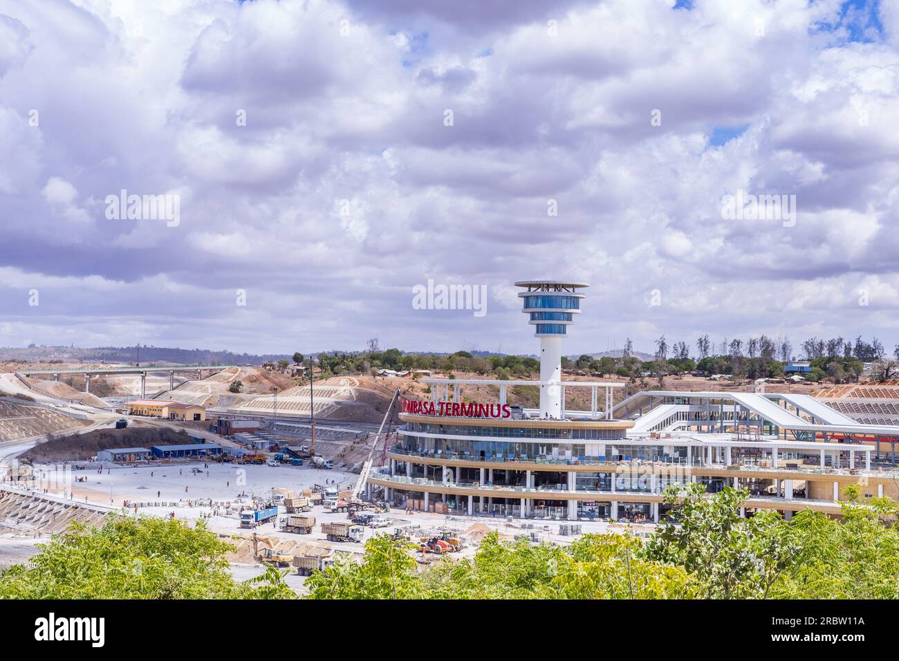 La Mombasa-Nairobi Standard Gauge Railway, completata nel 2017, fu costruita come prima fase della Kenya Standard Gauge Railway. Si tratta di un indicatore standard Foto Stock