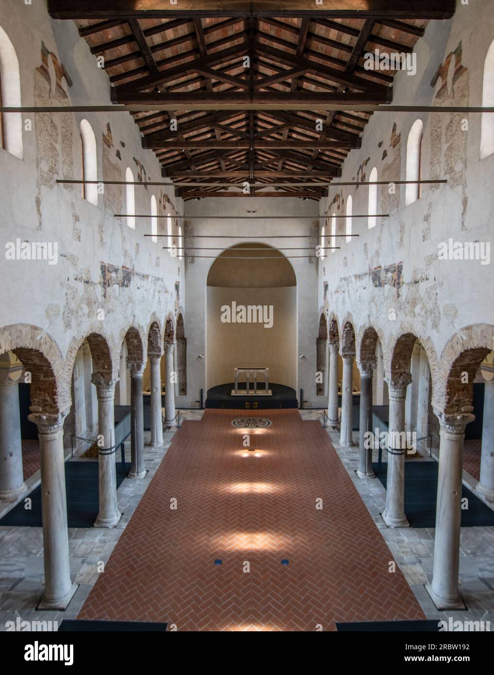 Patrimonio dell'umanità dell'UNESCO, il monastero di San Salvatore è un importante punto di riferimento a Brescia. Qui in particolare gli interni Foto Stock