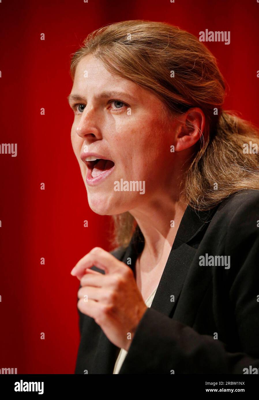 Foto del fascicolo datato 25/09/2016 del Segretario di Stato ombra per l'ambiente, l'alimentazione e gli affari rurali, Rachael Maskell MP, che cercherà di presentare il suo disegno di legge sul bullismo e il rispetto sul lavoro martedì, che mira ad affrontare la questione del bullismo sul posto di lavoro e allo stesso tempo a promuovere comportamenti positivi all'interno degli ambienti di lavoro. Il disegno di legge introdurrebbe una definizione legale di bullismo sul posto di lavoro, istituirebbe meccanismi per la segnalazione e l'indagine degli incidenti e promuoverebbe comportamenti positivi attraverso un codice di rispetto sul lavoro, con poteri esecutivi da parte della Commissione per i diritti umani (HRC). Data di emissione: Martedì 1 luglio Foto Stock