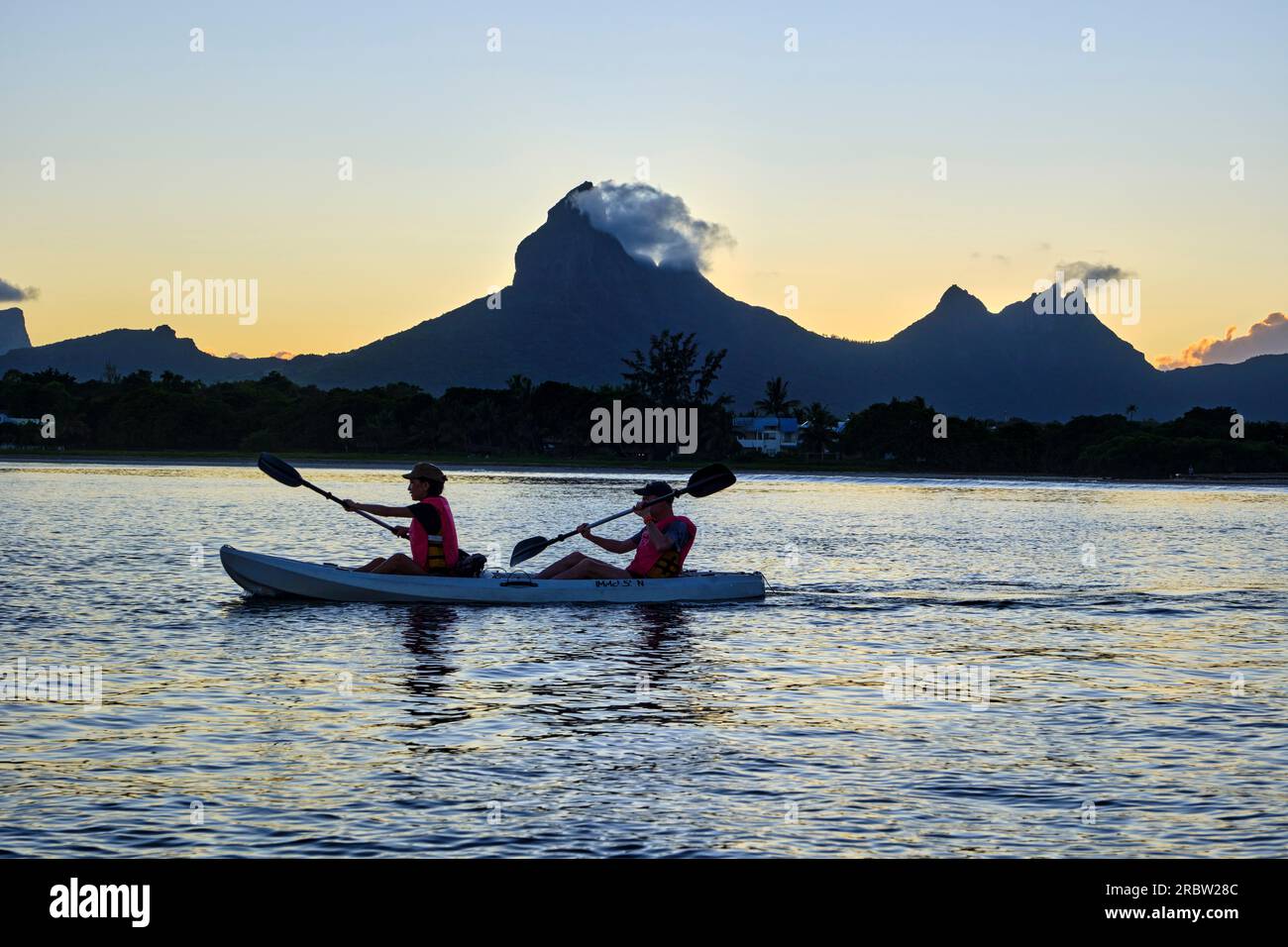Mauritius, West Coast, Black River District, Tamarin, Tamarin Bay, avvistamento dei delfini in canoa kayak Foto Stock
