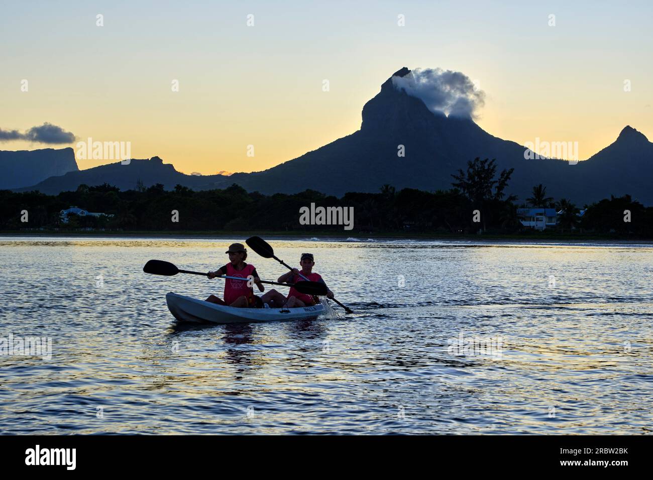 Mauritius, West Coast, Black River District, Tamarin, Tamarin Bay, avvistamento dei delfini in canoa kayak Foto Stock