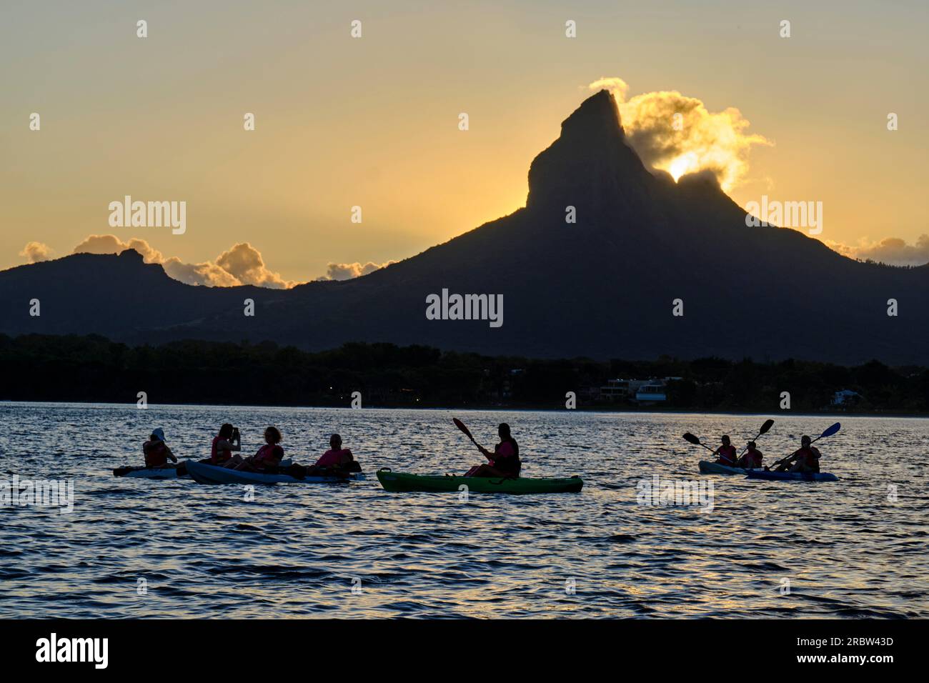 Mauritius, West Coast, Black River District, Tamarin, Tamarin Bay, avvistamento dei delfini in canoa kayak Foto Stock
