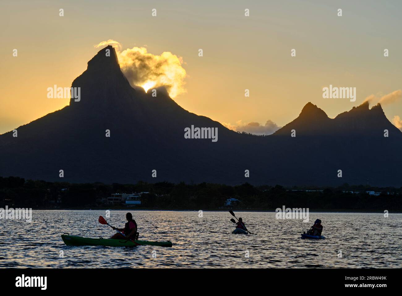 Mauritius, West Coast, Black River District, Tamarin, Tamarin Bay, avvistamento dei delfini in canoa kayak Foto Stock