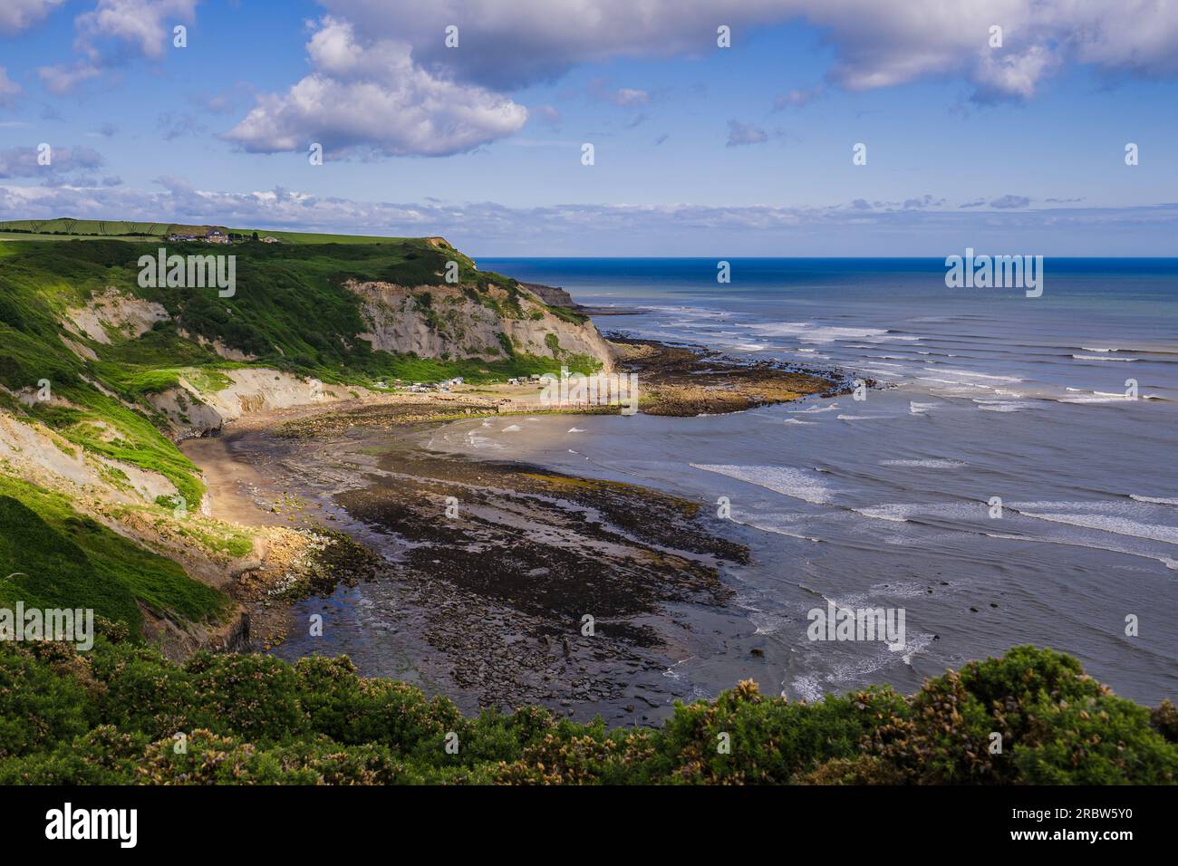 La splendida baia dove si trova Port Mulgrave. Questa vista dalla cima della scogliera è dal sentiero Cleveland Way tra Port Mulgrave e Runswick Bay Foto Stock