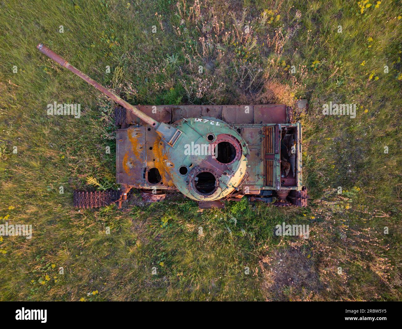 Vista aerea sul carro arrugginito abbandonato nel mezzo di un campo agricolo. Foto Stock